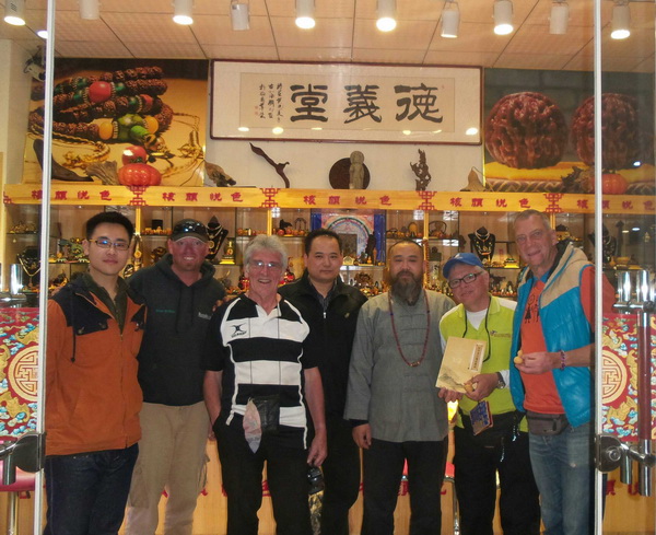 英國采訪團來濰坊與張老師學(xué)習(xí)核雕0