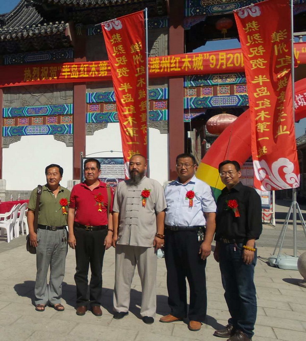 濰坊奇石協(xié)會會長與副會長，秘書長，理事合影留念