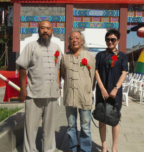 左核雕大師核雕界領(lǐng)軍人物張溫和老師，右指畫大師李冰奇老師111